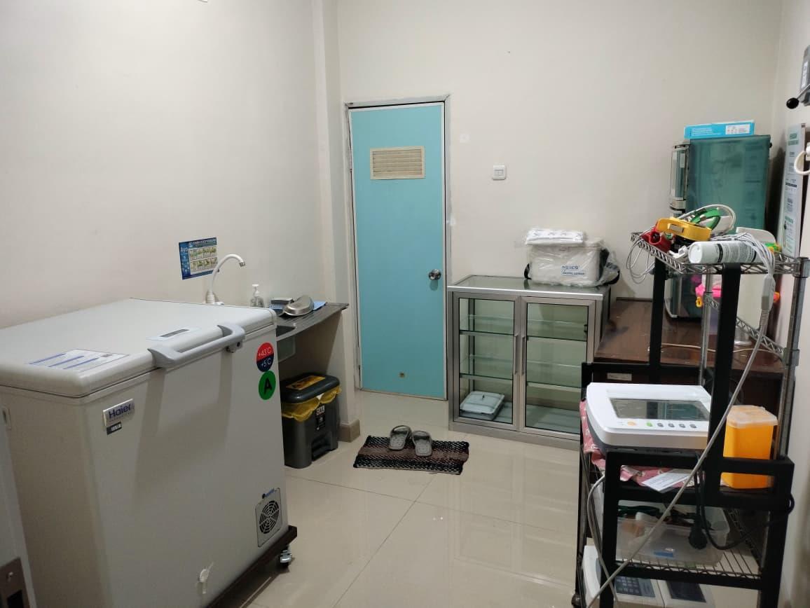 Ruang sterilisasi dengan lemari pendingin, wastafel, dan lemari kaca